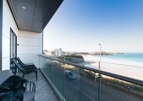 The balcony & outdoor sitting area at Mordardha, Newquay