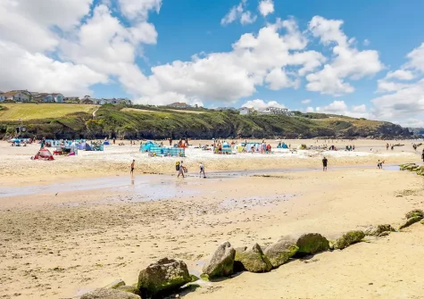 Stay at Morethanporth and enjoy easy access to the turquoise waters of Porth Beach