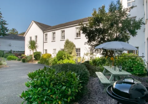 The front garden & alfresco dining area at Morvah, 7 Zodiac House, Porthcurno