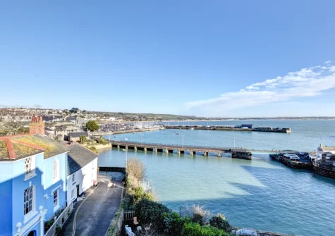 Mount View is a lovely apartment offering spectacular views over Penzance Harbour & Mount's Bay