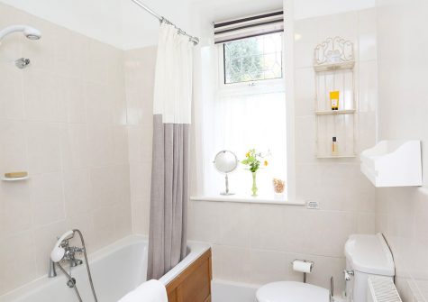 The bathroom at Muddykins Cottage, Muddiford