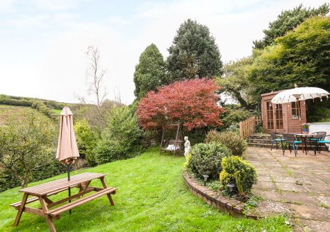 The outdoor patio and garden at Muddykins Cottage, Muddiford
