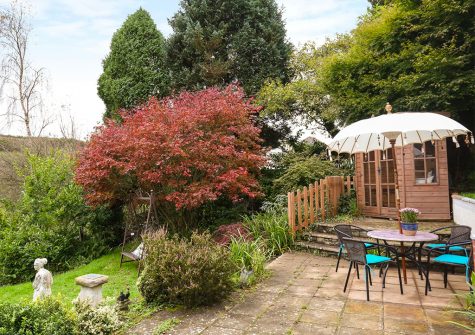 The outdoor patio and garden at Muddykins Cottage, Muddiford