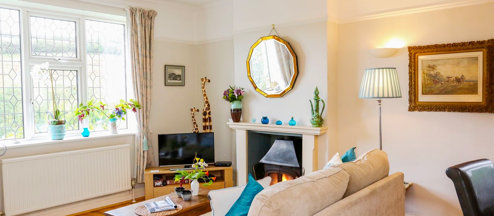 Charming Muddykins Cottage is three miles from Barnstaple in a scenic valley setting. It offers two bedrooms, oak kitchen &and a well-presented sitting room with logburner. Extensive gardens with summerhouse, parking and fenced pond. Close to Exmoor Dark Sky Reserve.