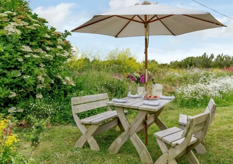 The shared garden & alfresco dining area at Mullion Kingfisher, Mullion Cove