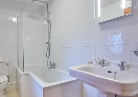 The bathroom at Mum's Cottage, Cheesewring Farm, Minions