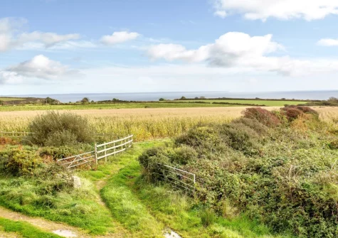 Enjoy far-reaching countryside views from the balcony & alfresco dining area