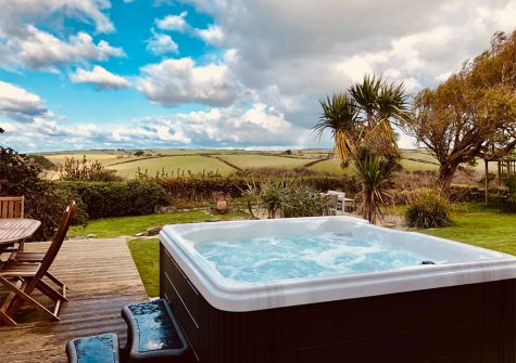 The outdoor patio and hot tub at Nans-Tek, Crackington Haven