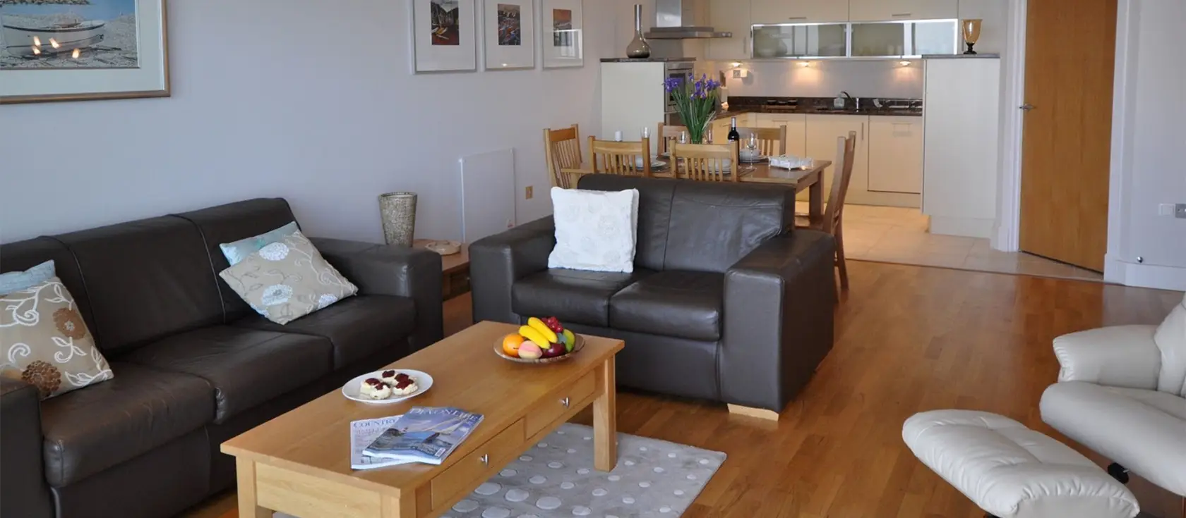 Nassau Beach View, Nassau Court, Westward Ho! is a stunning 3-bedroom apartment with panoramic sea views, direct beach access, & modern comforts, perfect for family seaside holidays. This luxury home offers easy access to the South West Coastal Path.
