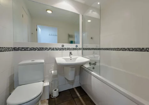 The bathroom at Nautilus Sea View, Westward Ho!