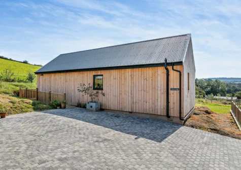 Nelson Lodge bis a beautiful Scandinavian-style single-story dog-friendly lodge in a peaceful location