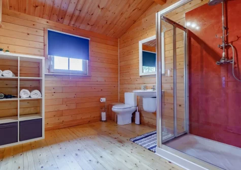 The shower room at Newhaven Cabin, Branscombe