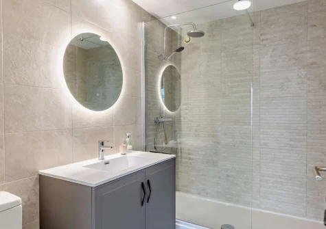 Bedroom #1 en-suite shower room at No4 The Ho, Westward Ho!