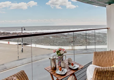The balcony & outdoor sitting area at No4 The Ho, Westward Ho!