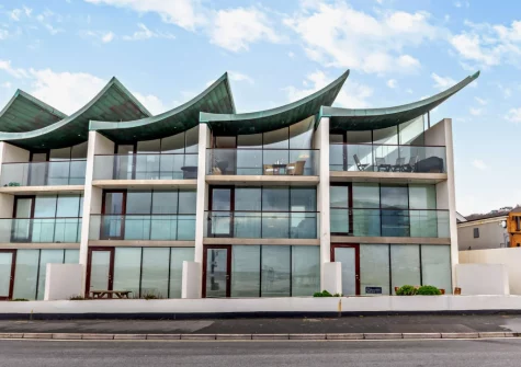 No4 The Ho is a chic, contemporary, two-storey apartment in a a stunning position directly on the seafront at Westward Ho!