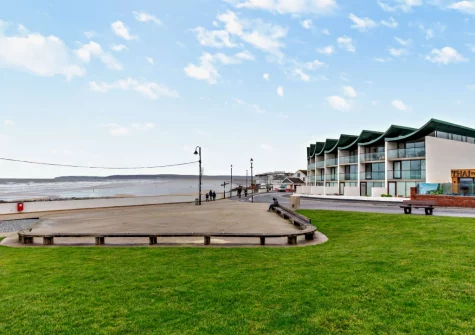 No4 The Ho is a chic, contemporary, two-storey apartment in a a stunning position directly on the seafront at Westward Ho!