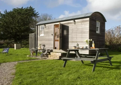 The alfresco dining area & garden at Nori's Nest Shepherds Hut at Croft Hooper, Crowlas
