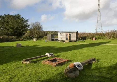 The firepit & garden at Nori's Nest Shepherds Hut at Croft Hooper, Crowlas
