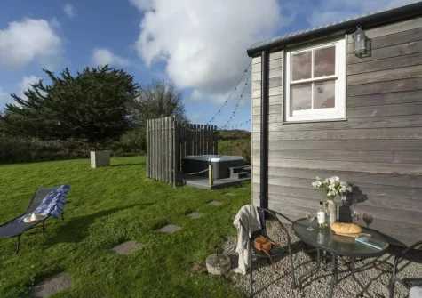 The outdoor sitting area, garden & hot tub at Nori's Nest Shepherds Hut at Croft Hooper, Crowlas