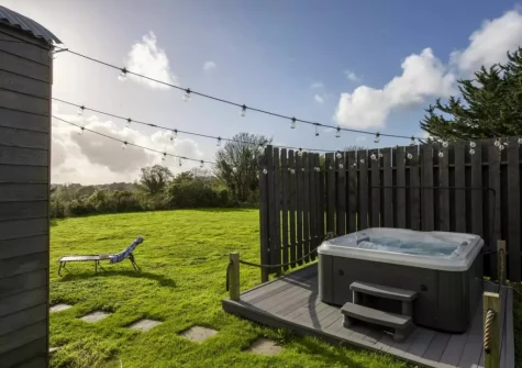 The hot tub at Nori's Nest Shepherds Hut at Croft Hooper, Crowlas