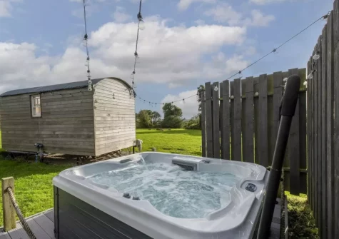 The hot tub at Nori's Nest Shepherds Hut at Croft Hooper, Crowlas