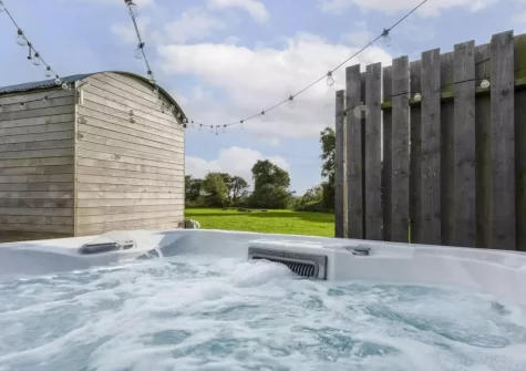 The hot tub at Nori's Nest Shepherds Hut at Croft Hooper, Crowlas