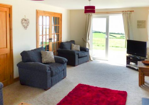 North Park near Stibb is a modern detached house adjoining open farmland and enjoying distant sea views from the garden. Ideal for families, it has three bedrooms (two ensuite) to sleep seven, modern farmhouse kitchen, underfloor heating and ample parking.