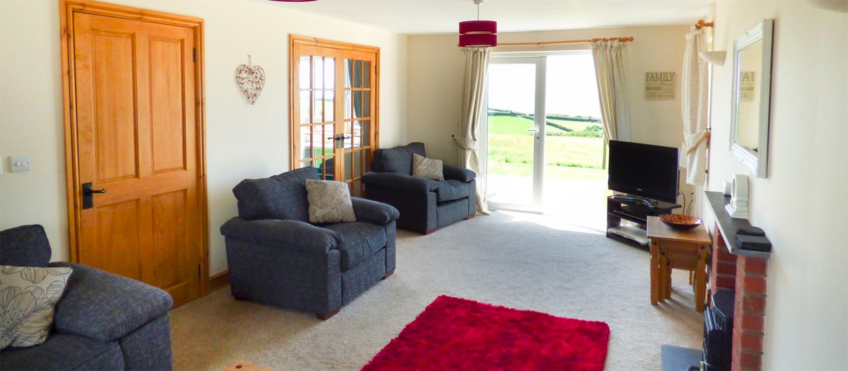 North Park near Stibb is a modern detached house adjoining open farmland and enjoying distant sea views from the garden. Ideal for families, it has three bedrooms (two ensuite) to sleep seven, modern farmhouse kitchen, underfloor heating and ample parking.