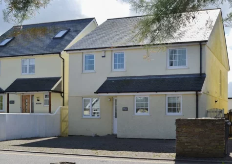 North Shore is just a few minutes from the wide sandy Crantock Beach & close to the quaint old thatched pub in the heart of the village