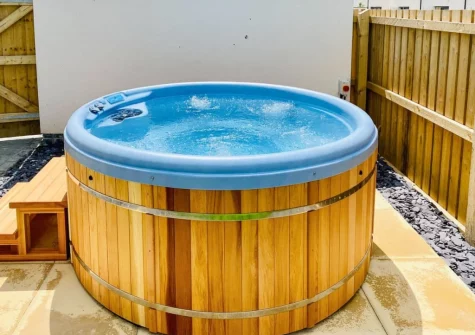 The private hot tub at Number 11, St Eval