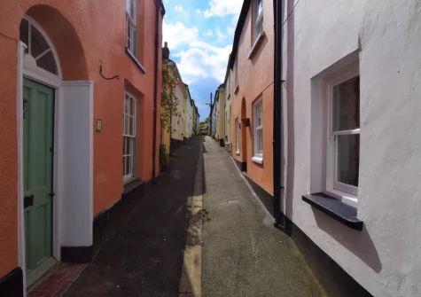 Number 3 is a quaint & charming cottage, lovingly fitted & furnished in a fresh yet in-keeping style, in Appledore