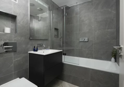 The bathroom at Number 9 Fistral House, Newquay