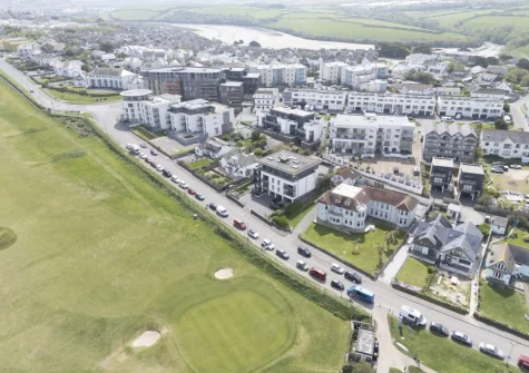 Number 9 Fistral House is in a superb location overlooking Fistral Beach, mere metres from the sand