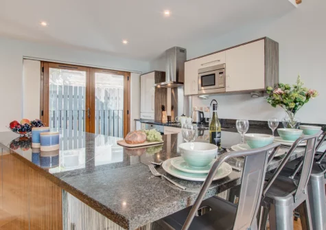 The kitchen dining area at Number One at The Creekside, Looe