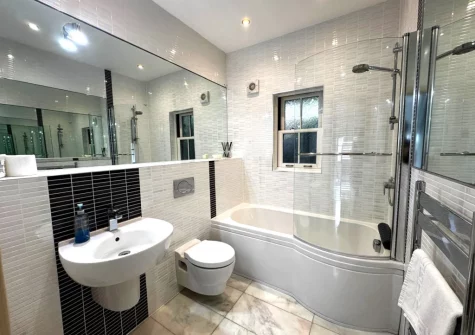 The bathroom at Number One at The Creekside, Looe