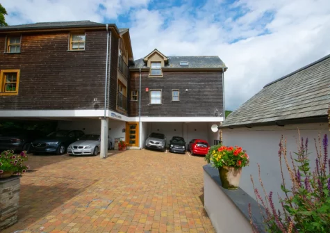 Number One at The Creekside is a stylish apartment, perfect for a memorable getaway in the vibrant seaside town of Looe