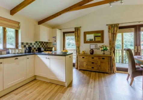 The kitchen & dining area at Oak at Waldon Valley Lodges, Bradworthy