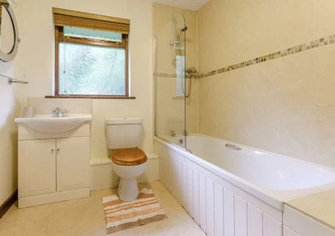 The bathroom at Oak at Waldon Valley Lodges, Bradworthy