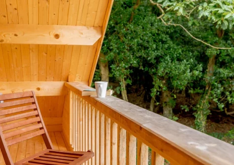 The balcony & outdoor sitting area at Oak Cabin at Hilton Wood, Whitstone