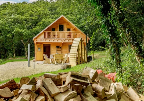 Oak Cabin is situated in a calm woodland setting only shared with one other accompanying cabin