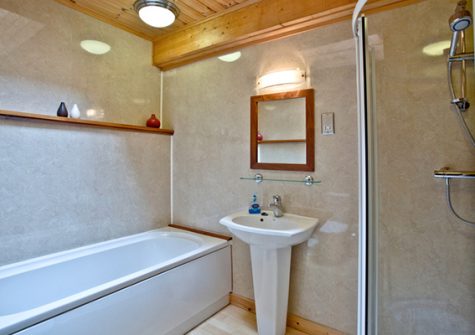 Ensuite to bedroom 1 @ Oak Lodge, Forest Lakes, Bideford