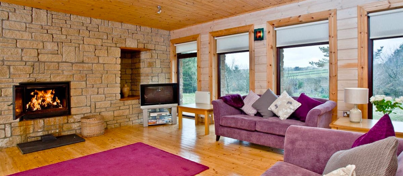 Oak Lodge, Forest Lakes is a five-bedroom lodge for twn in Bideford. The contemporary interior has ample living space with a log-burning stove and private garden with hot tub. This 4-star family-friendly property has rural views & parking for five cars.