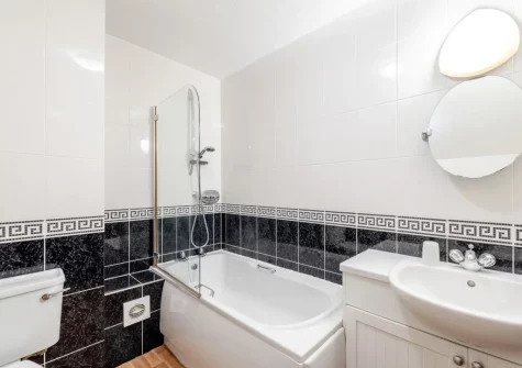 The bathroom at Ocean Park 16, Westward Ho!