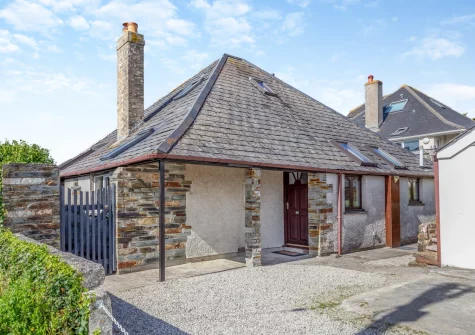 Ocean View is a fantastic beach house near the famous sweeping sands of Holywell Bay and the coastal path
