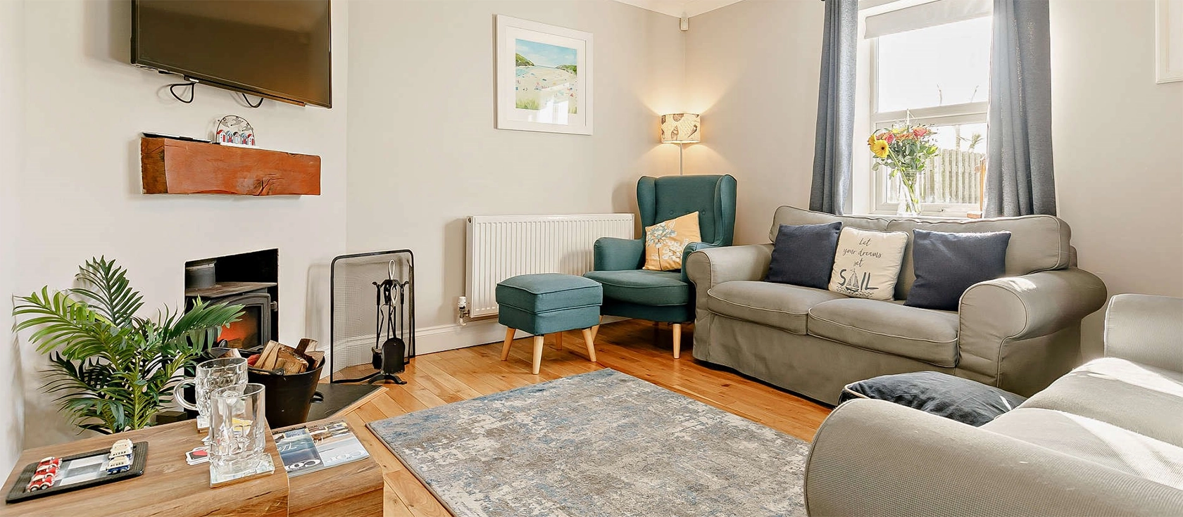 Ocean View, Trevarrian is a stylish 3-bedroom house with ocean views, a large garden, and close to family-friendly beaches in Cornwall. Nestled on a hill, it's a short distance from the vibrant Newquay, known for its surfing and excellent amenities.