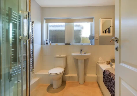 The bathroom at Oceans 10, Braunton