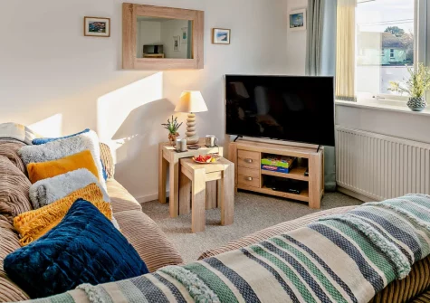 Oceans Nest, Carbis Bay is a light-filled duplex apartment in the heart of this picturesque coastal village, featuring sea glimpses across St Ives Bay, contemporary interiors, and the golden sands of Carbis Bay Beach just moments from your door.