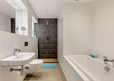 The wetroom with bath at Ochre, West Putford