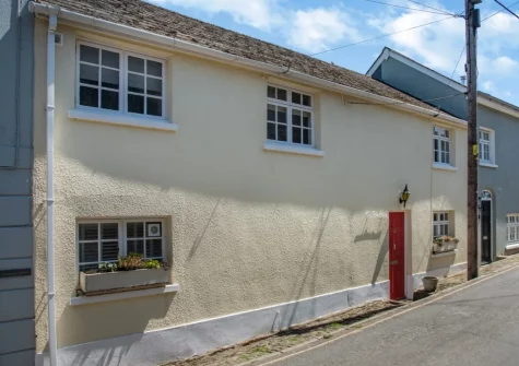 The Old Brewhouse 2 is in a fantastic waterfront location, within walking distance to shops, pubs, restaurants & ferry at Old Brewhouse 2, Appledore