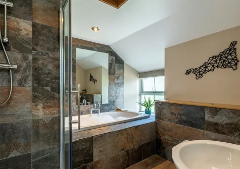 Bedroom #1 en-suite bathroom at Old Farmhouse, Week Orchard